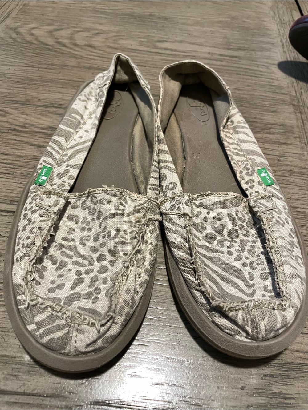 Sanuk sandals, size 9, animal print